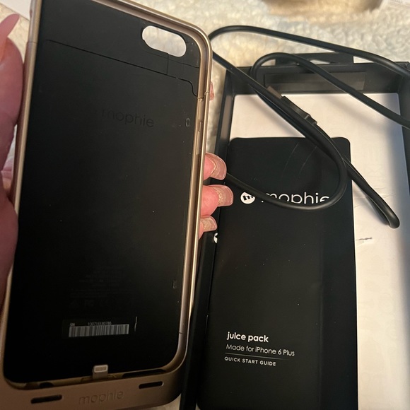 This is a gold iPhone 6 Plus battery charger case (Mophie) - Picture 4 of 6